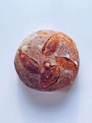 chleb-pszenny-migdal-gora swiezo upieczona
