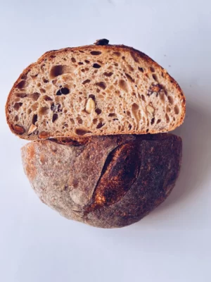 chleb-pszenny-migdal-przekroj swiezo upieczona