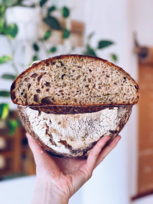 Świeżo Upieczona Chleb bochenek z bazyliowym pesto