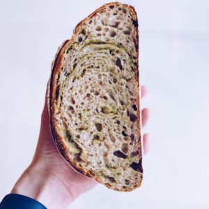 Chleb bochenek z pesto z czosnku niedźwiedziego