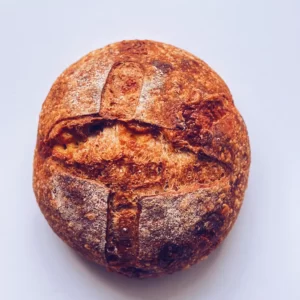 chleb-z-cheddarem-swiezo-upieczona-gora