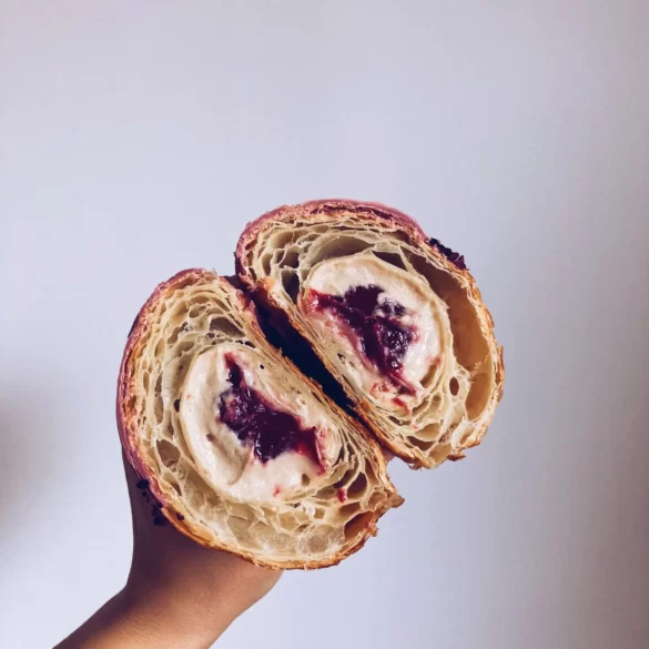 croissant-walentynki-przekroj-swiezo-upieczona