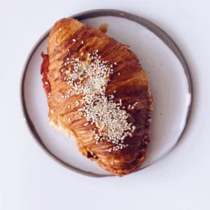 croissant-z-szynka-swiezo-upieczona-gora