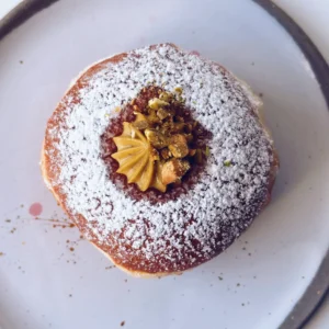 pączek-pistacja-tłusty-czwartek-świeżo-upieczona