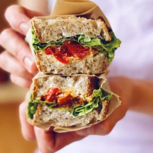 Kanapka z sosem słonecznikowym, harrisą różaną, serkiem Philadelphia, piklowaną gorczycą, papryką konserwową i sałatą dębową (dostępna od 8:30)