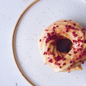 gniazdko lukier mango z liofilizowaną maliną