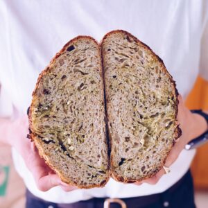 Chleb pszenny z pesto z czosnku niedźwiedziego