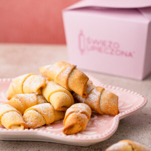 Kruche rogaliki z marmoladą i płatkami róży w cukrze |560g