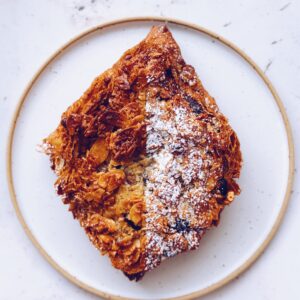 croissant podwójnie zapiekany w syropie z kwiatów pomarańczy, z frangipanem migdałowym, czekoladą deserową i florentynką
