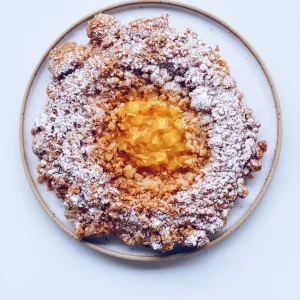 Drożdżówka mango sticky rice vegan