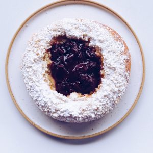 drożdżówka z praliną migdałową, kremem waniliowym i confitem wiśniowym