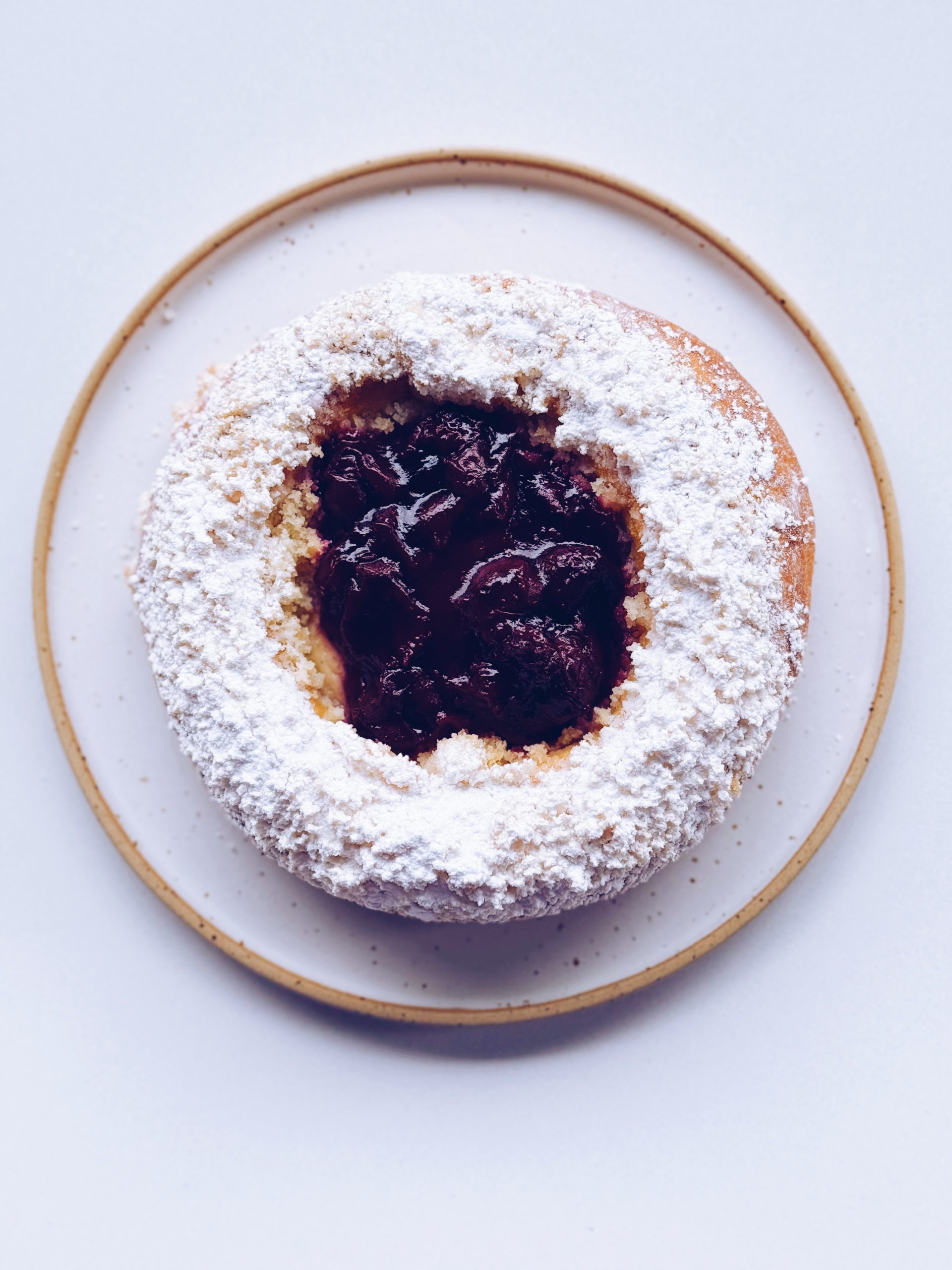 drożdżówka z praliną migdałową, kremem waniliowym i confitem wiśniowym drożdżówka z praliną migdałową, kremem waniliowym i confitem wiśniowym