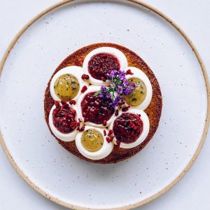 financier miętowy z malinami, ganache monte i gel limonka-mieta