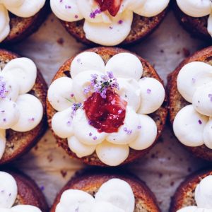 babka oliwna z ganache truskawkowym i truskawkami