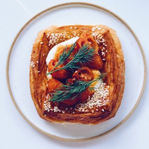 Danisz z sezamem, ser feta, mascarpone, koperek, pieczone pomidorki cherry, pesto pomidorowe
