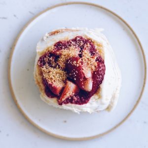 buns drożdżowy z cynamonem-cream cheese-truskawkami