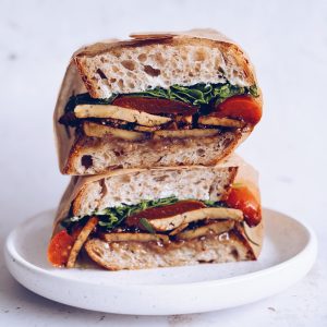 Kanapka czerwcowa | Tofu w glazurze, pieczona papryka i pikantna pralina słonecznikowa (od 7.35)