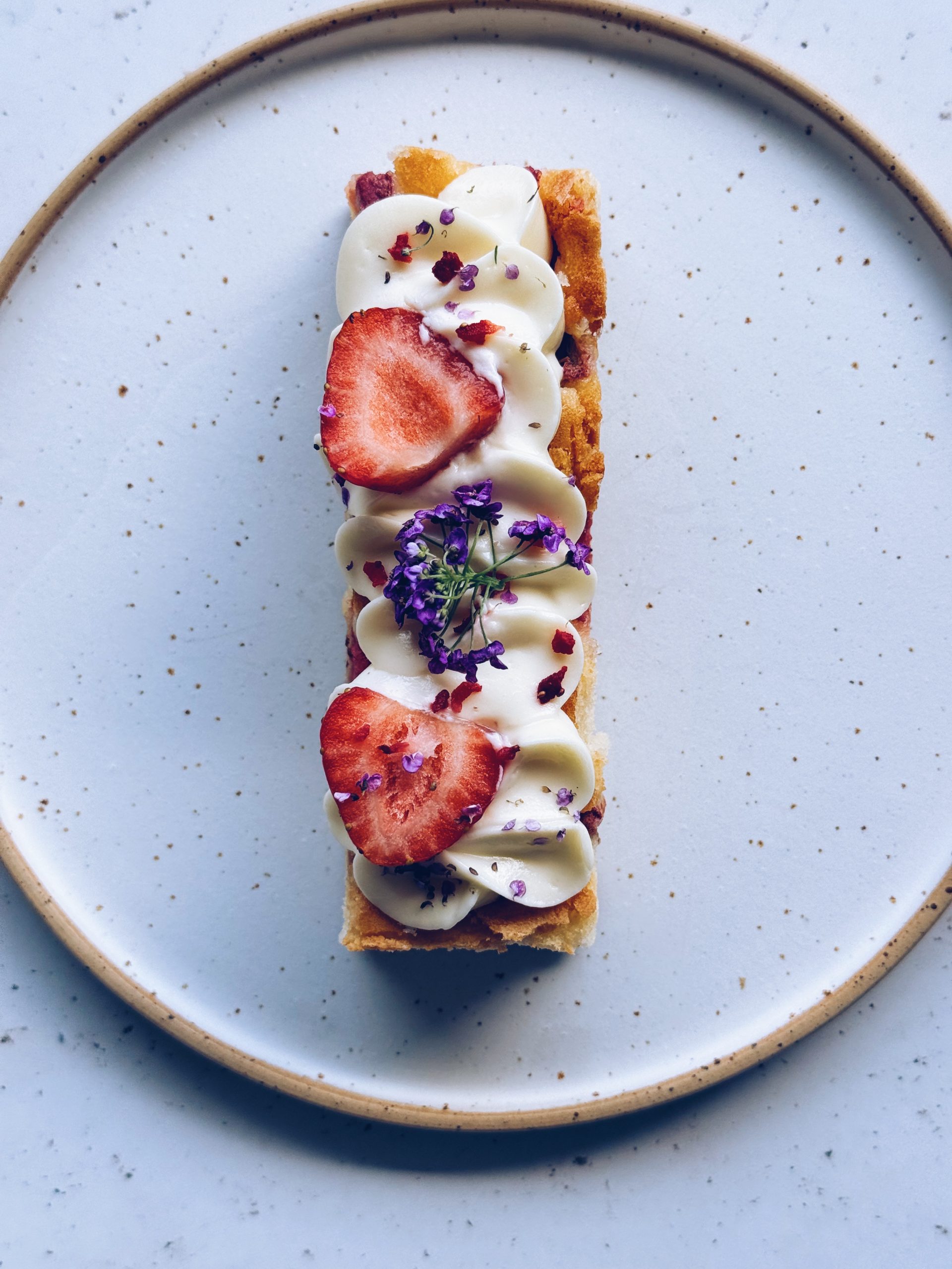 Blondie truskawka|rabarbar Świeżo Upieczona Blondie truskawka|rabarbar Świeżo Upieczona