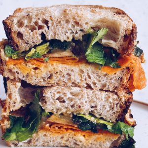 Kanapka Sierpniowa | Bánh Mì z tofu (od 7.35)