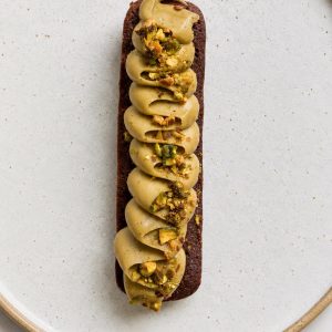 Brownie bezglutenowe z żelem z czarnej porzeczki i kremem pistacjowym (od 9:00)