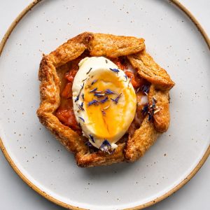 Galette z samopszy z morelą, miodem i tymiankiem (od 8.30)