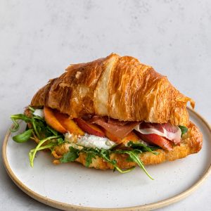 Croissant wytrawny | Burrata - Prosciutto