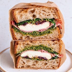 Kanapka Październikowa | Burrata, mortadela, pesto bazyliowe, konfit z cebuli (od 7.30)