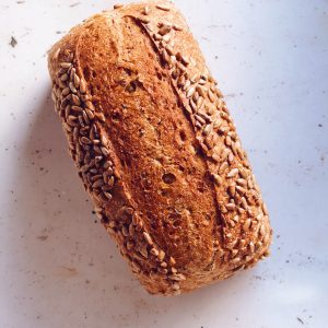 Chleb pszenny z kminkiem i ziarnami słonecznika