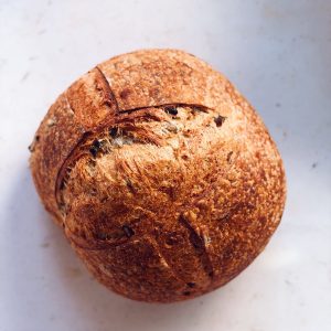 Chleb pszenny z zielonymi oliwkami i skórką cytryny